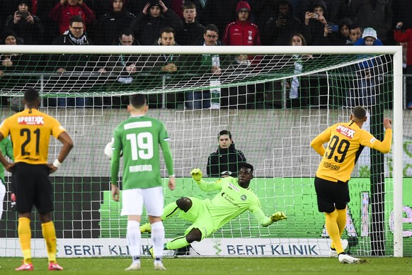 YBs Guillaume Hoarau, rechts, trifft zum 3-3 per Penalty gegen St. Gallens Lawrence Ati Zigi, beim Fussball Super-League Spiel zwischen dem FC St. Gallen und dem BSC Young Boys Bern, am Sonntag, 23. F ...