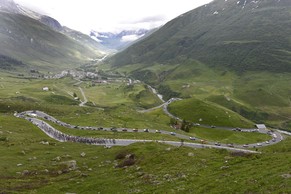 Das Feld schlängelt sich den Furkapass hoch.