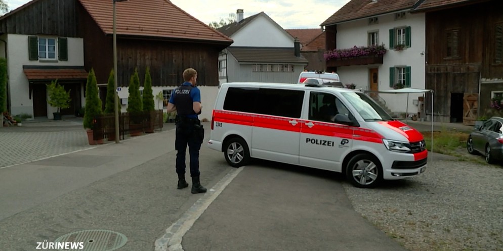 Gestern verhaftete die deutsche Polizei einen Mann in Karlsruhe. Er wohnte jahrelang in Stadel bei Winterthur. Nun durchsucht die Kantonspolizei Zürich gemeinsam mit dem Fedpol dessen Wohnung während  ...