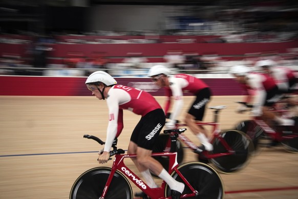 Team Switzerland competes during the track cycling men&#039;s team pursuit at the 2020 Summer Olympics, Wednesday, Aug. 4, 2021, in Izu, Japan. (AP Photo/Christophe Ena)