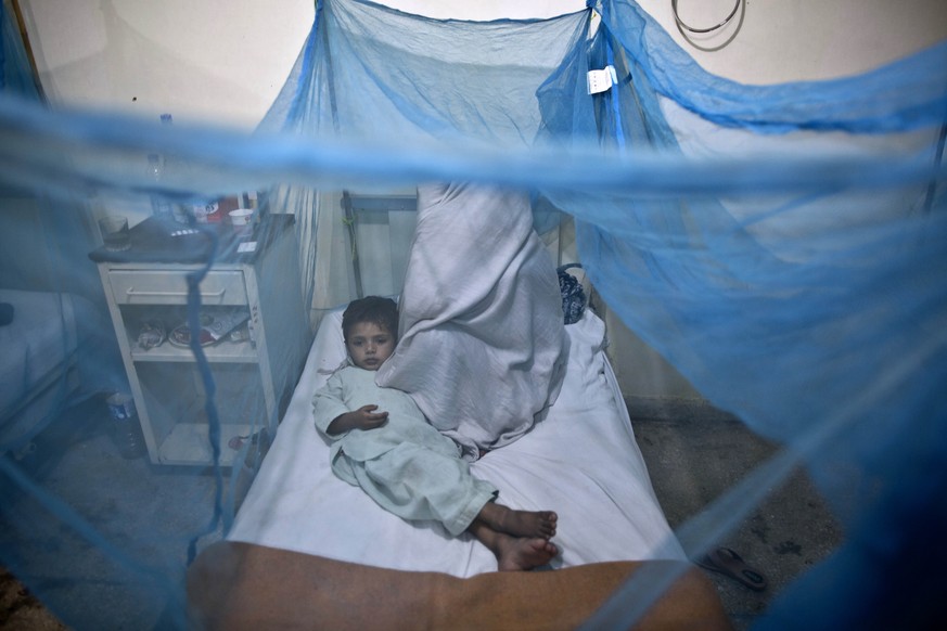 Ein pakistanischer Junge mit Denguefieber wird im Spital behandelt:&nbsp;Auch wenn Impfungen wirksamer werden, bleibt die Prävention - etwa mit Moskitonetzen - wichtig.