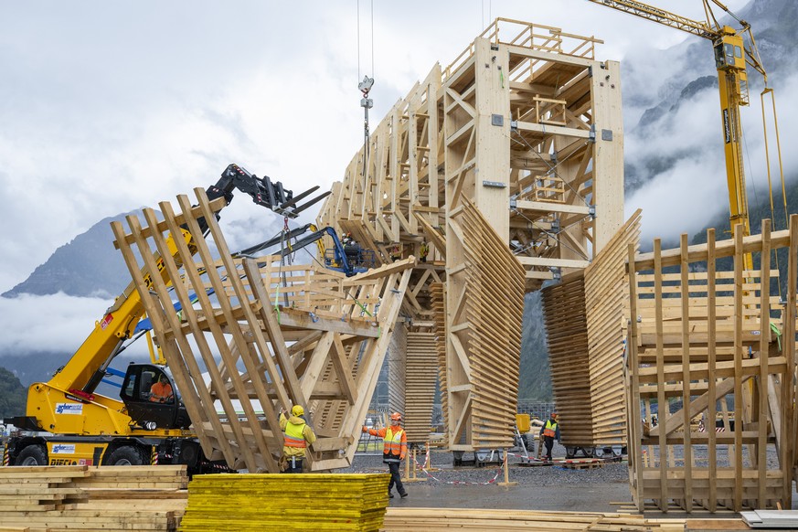 KEYPIX - Holzbauarbeiter demontieren den aus Holz hergestellten Holzstier Max des vergangenen Eidgenoessischen Schwing und Aelplerfestes ESAF 2025 von Mollis, am Dienstag, 9. September 2025 auf dem Fl ...