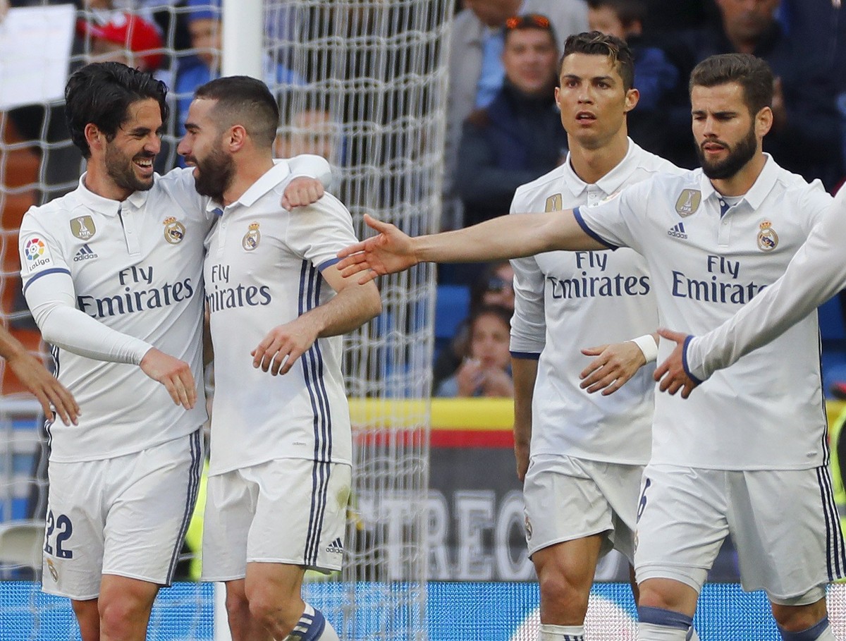 epa05884749 Real Madrid's Spanish midfielder Isco (L) celebrates with Carvajal (2L), Cristiano Ronaldo (2R) and Nacho after scoring the 2-0 goal against Deportivo Alaves during a Spanish Primera  ...