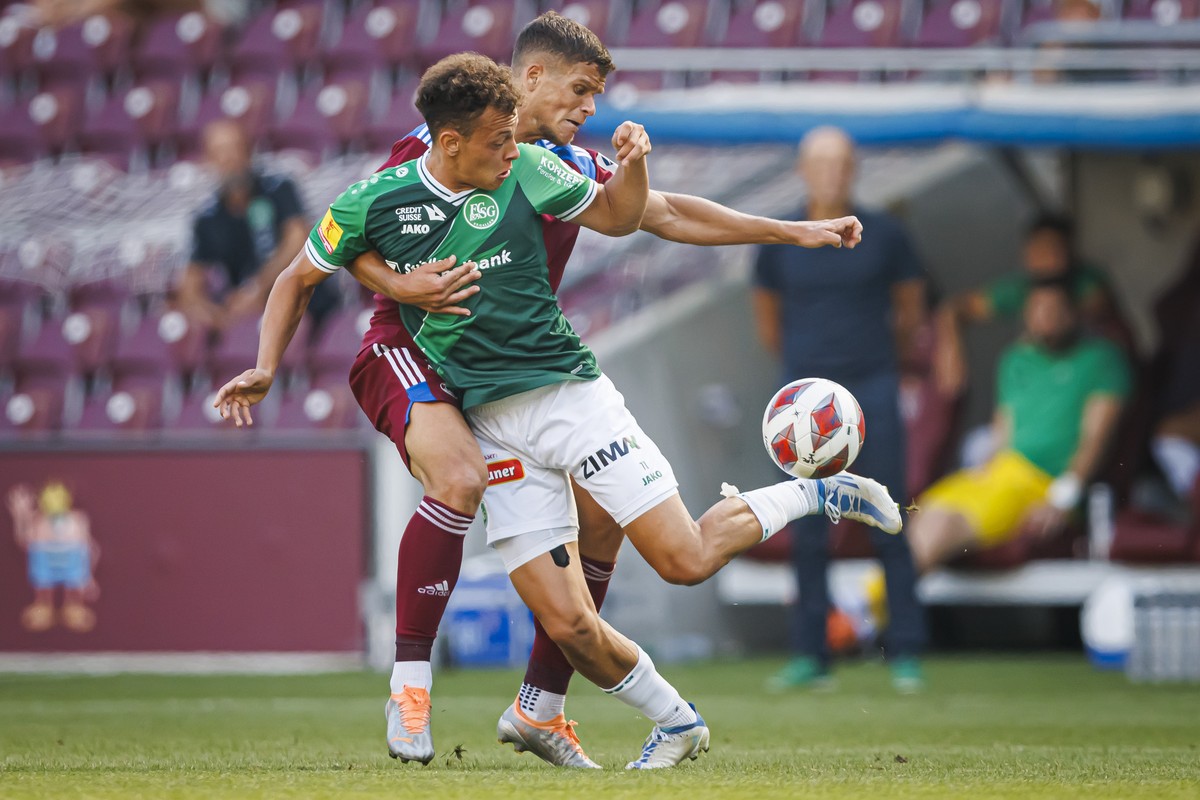 Le milieu genevois David Douline, gauche, lutte pour le ballon avec l'attaquant st-gallois Julian von Moos, droite, lors de la rencontre de football de Super League entre le Geneve Servette FC et ...