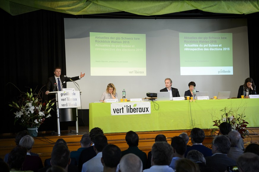 Martin Baeumle, president des Vert&#039;liberaux, gauche, parle lors de l&#039;assemblee des delegues des Vert&#039;liberaux, Gruenliberale Partei ce samedi 7 novembre 2015 a Lausanne. (KEYSTONE/Jean- ...