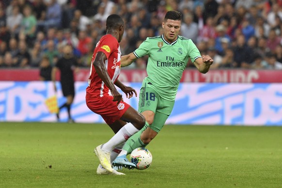 Salzburg's Enock Mwepu, left, and Madrid's Luka Jovic challenge for the ball during the friendly soccer match between Red Bull Salzburg and Real Madrid in the Red Bull Arena in Salzburg, Aus ...