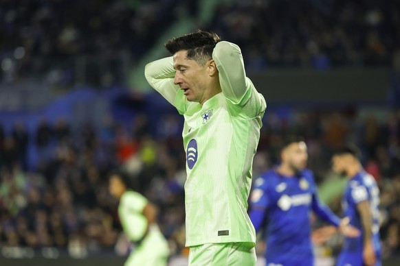 epa11834915 FC Barcelona&#039;s Robert Lewandowski gestures during the Spanish LaLiga soccer match between Getafe CF and FC Barcelona, in Madrid, Spain, 18 January 2025. EPA/KIKO HUESCA