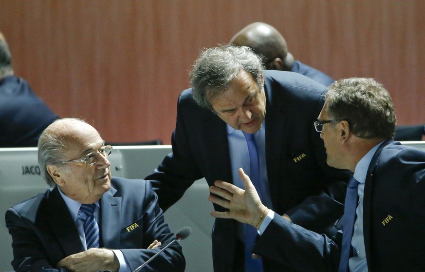 Sepp Blatter, hier mit Michel Platini (Mitte) und Jerome Valcke (rechts), äussert sich zu den Vorkommnissen der letzten Tage.