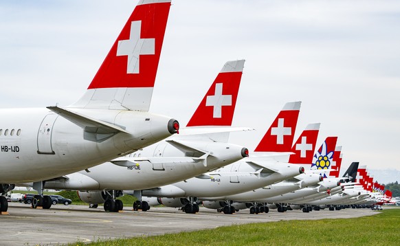 ARCHIV - SWISS-PILOTEN LEHNEN AUFGEBESSERTES GAV-ANGEBOT AB. ES DROHNT NUN EIN STREIK - Grounded "Swiss" and "Edelweiss" airline airplane are pictured at the military airfield of D ...