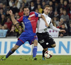 Sandro Foschini im Zweikampf mit Basels Marco Streller.