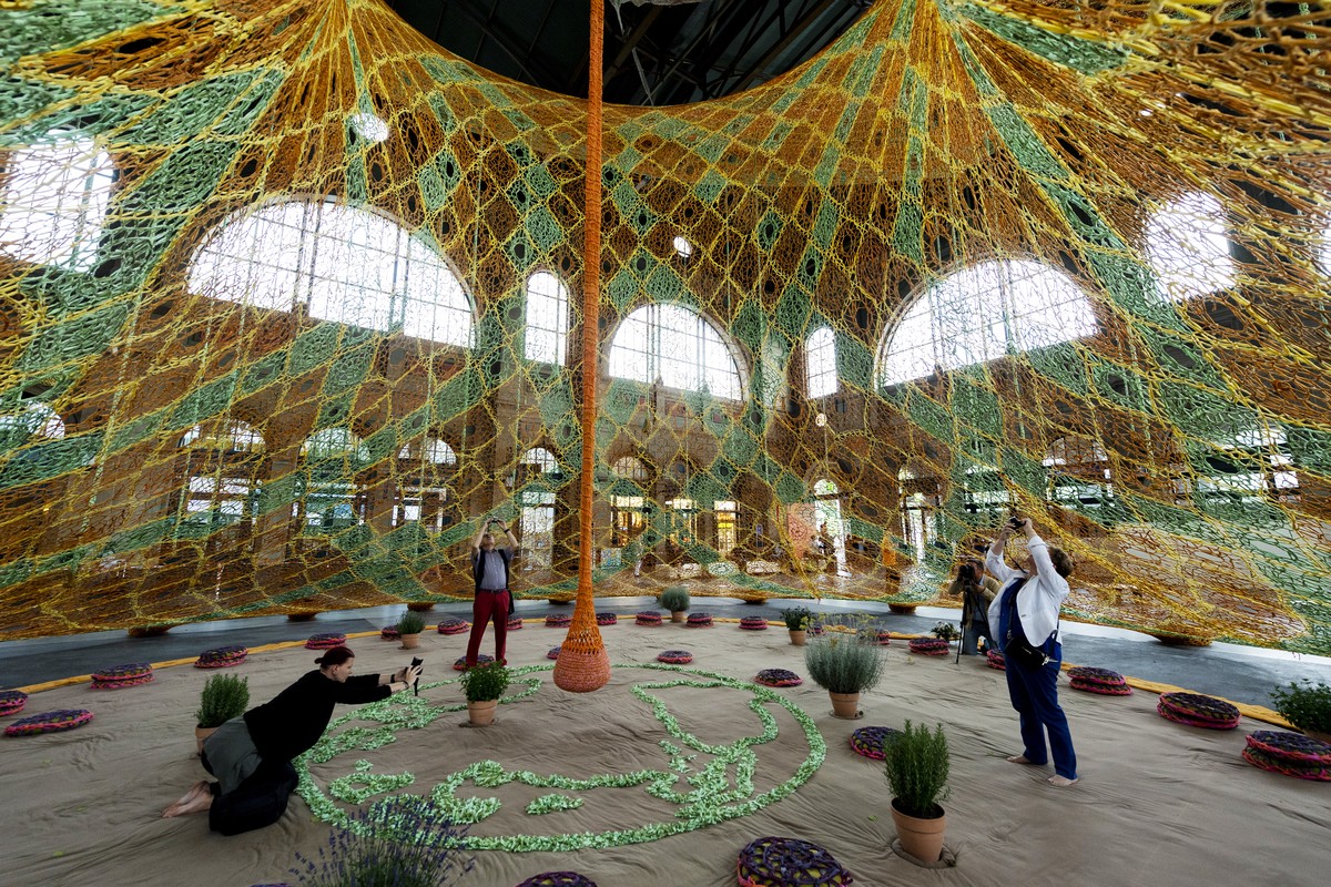 The art installation "GaiaMotherTree" of Brazilian artist Ernesto Neto displayed at the Zurich Central Station in Zuerich, Switzerland, Friday, June 29, 2018. The GaiaMotherTree sculpture, m ...