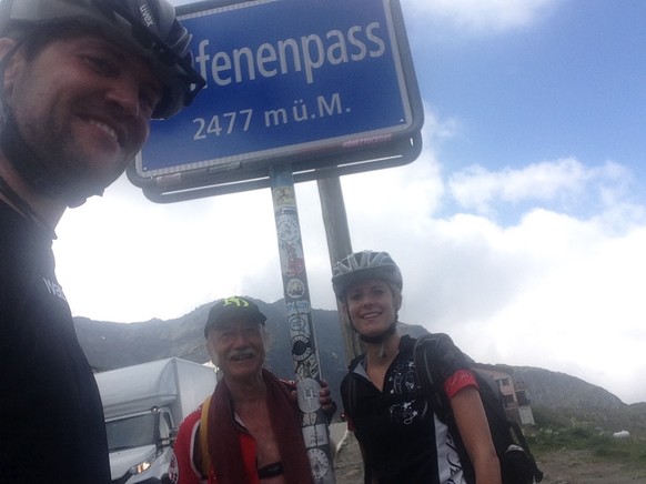 Auf dem Dach der ganzen Tour dur d&#039;Schwiiz: Der Nufenenpass, der höchste ganz in der Schweiz liegende Pass. Höher ist nur noch der Umbrail, aber der geht nach Italien. Grossartige Mitfahrer: Meine Frau und Bergfloh Peter.