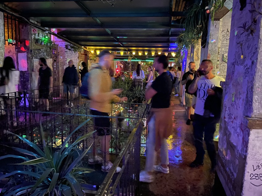 Szimpla Kert, die berühmte Ruinenbar von Budapest. Zum Ansehen wirklich eindrücklich, aber es ist an sämtlichen Tagen der Woche so voll, dass man ewig lange auf den Gängen umherirren muss, um mal eine ...