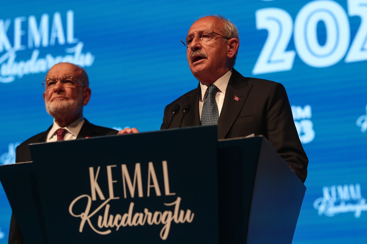 epa10628774 Turkish presidential candidate Kemal Kilicdaroglu (R), leader of the opposition Republican People's Party (CHP), attends a press conference at CHP's headquarters, in Ankara, Turk ...