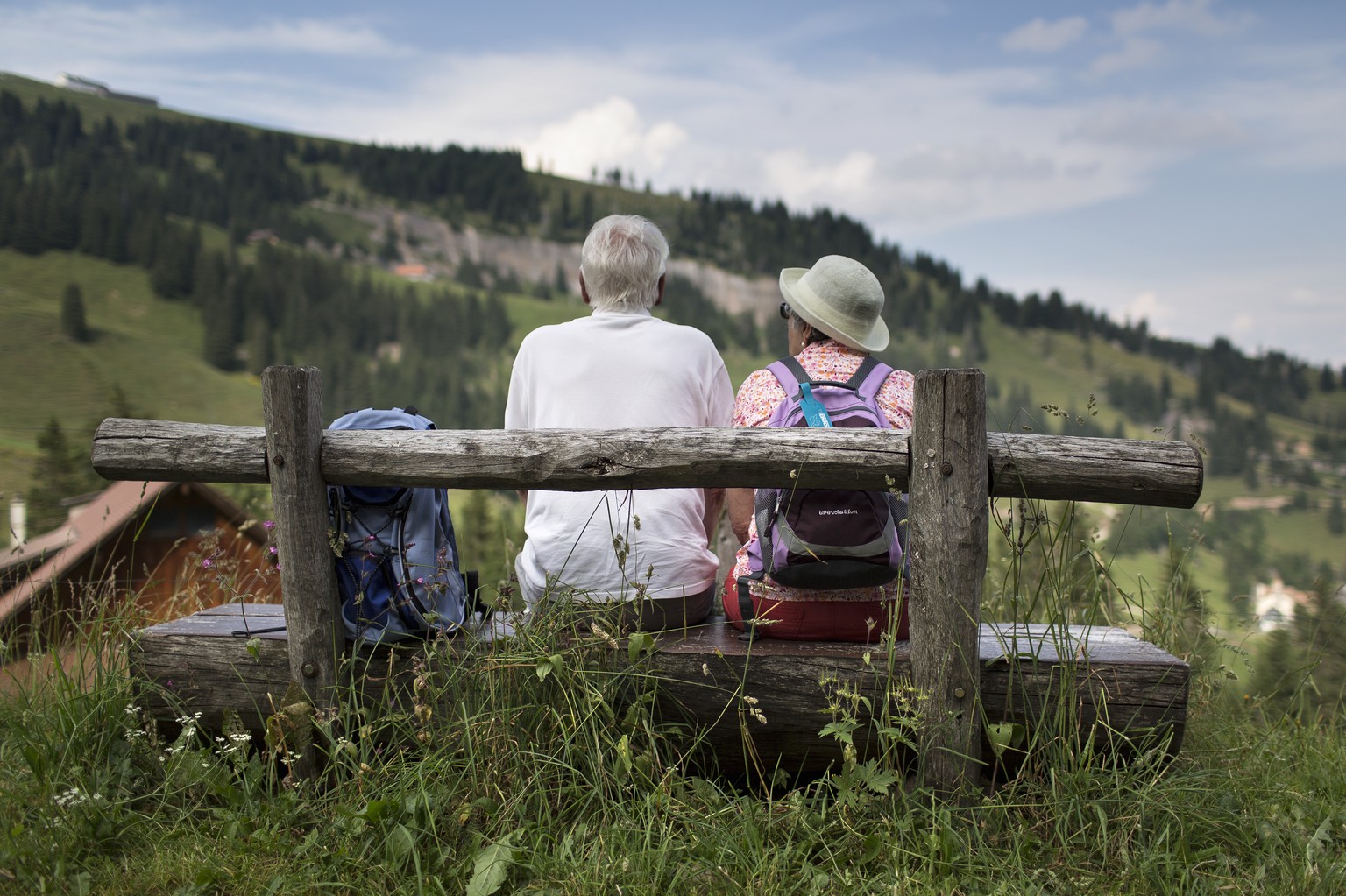 ZUR EIDGENOESSISCHEN ABSTIMMUNG FUER EINE STARKE AHV (AHVPLUS) VOM SONNTAG, 25. SEPTEMBER 2016, STELLEN WIR IHNEN FOLGENDES BILDMATERIAL ZUR VERFUEGUNG - Hikers sit on a bench and enjoy the panorama o ...