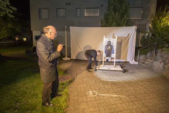 Experten des Forensischen Instituts Zürich untersuchen im Auftrag des Obergerichts Uri den Tatort mit Schussrekonstruktion.