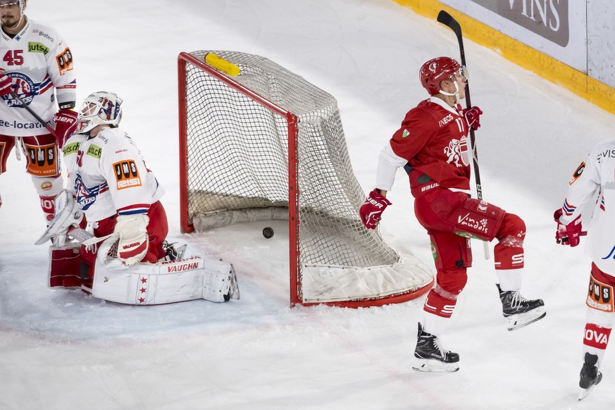 Le defenseur lausannois Loic In-Albon, droite, montre sa joie apres avoir marque le 2eme but face au gardien de Rapperswil Melvin Nyffeler, centre, et a cote du joueur de Rapperswil Jorden Gaehler, ga ...