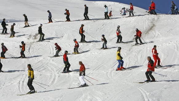 617 ski students build &quot;the longest ski class&quot; and set a new world record in Heinzenberg-Sarn, Switzerland, Saturday, February 23, 2008. (KEYSTONE/Nicola Pitaro) 

Am Nachmittag fahren 617 S ...