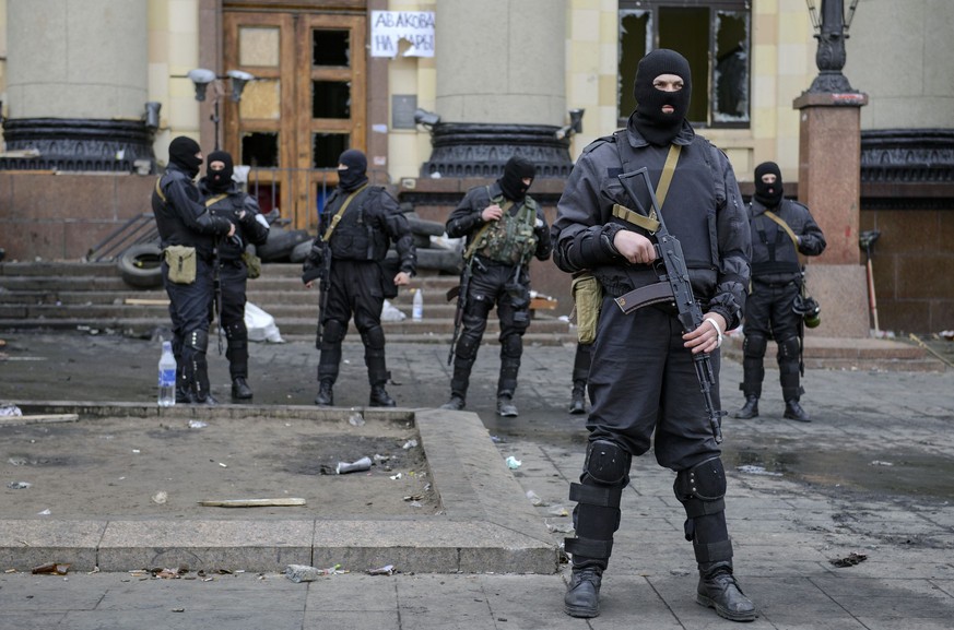 Ukrainische Spezialeinheiten nach der Räumung des Verwaltungsgebäudes.