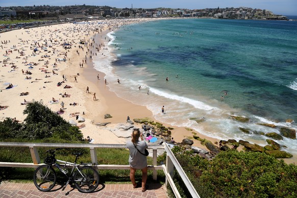 epa07251091 Beachgoers swim at Bondi Beach in Sydney, Australia, 28 December 2018. According to weather reports, temperatures up to 32 degrees Celsius are expected throughout the weekend. EPA/JOEL CAR ...