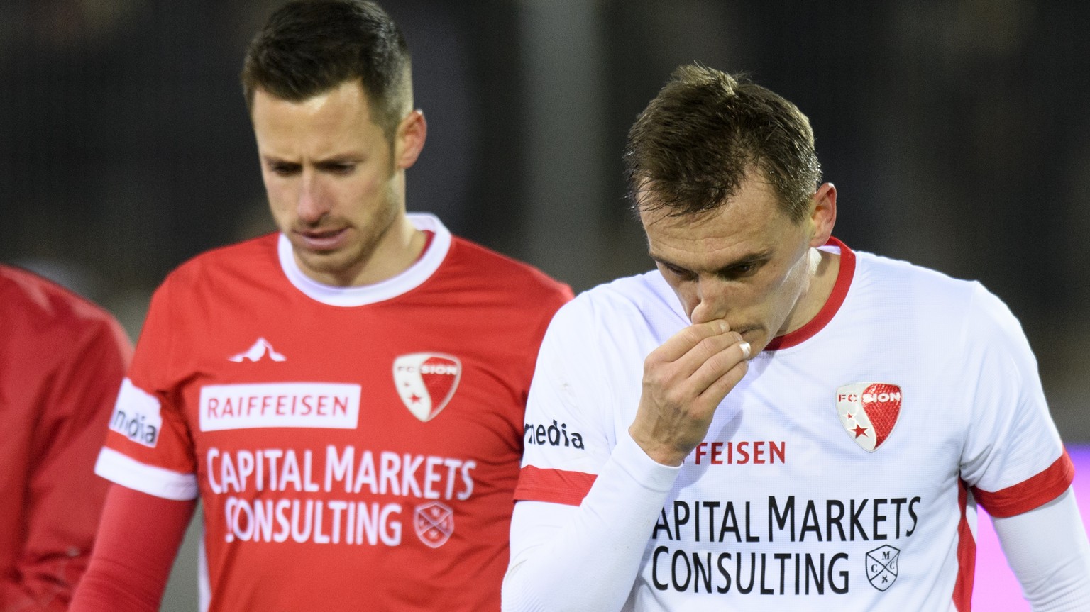 Le gardien valaisan Kevin Fickentscher, gauche, et le milieu valaisan Burim Kukeli, droite, montrent leur deception a la fin de la rencontre de football de Super League entre le FC Sion et Grasshopper ...