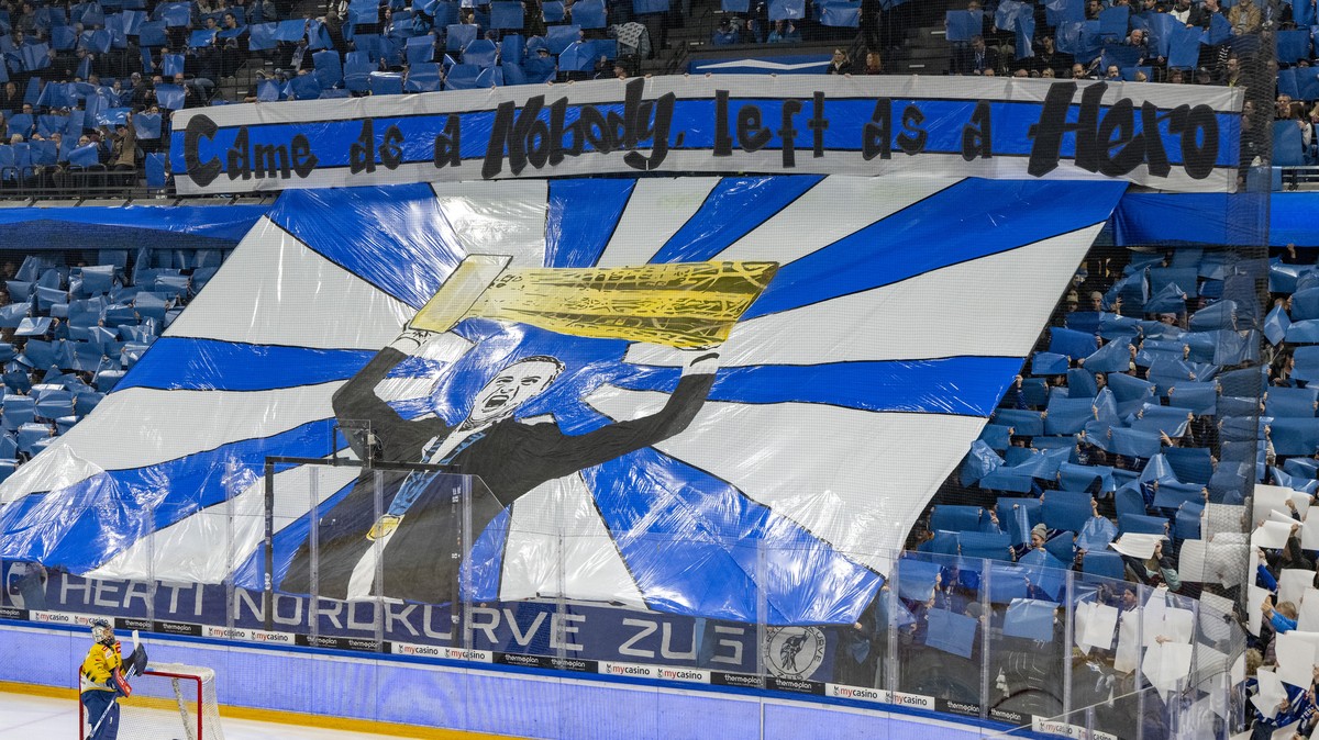 Die Zuger Fans feiern der Zuger Head Coach Dan Tangnes vor dem Eishockey Playoff Viertelfinalspiel, Spiel 3 der National League zwischen dem EV Zug und dem HC Davos am Dienstag, 18. Maerz 2025 in Zug. ...