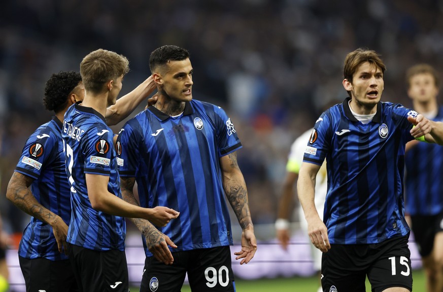epa11314999 Gianluca Scamacca (C) of Atalanta celebrates with teammates after scoring the 0-1 opening goal during the UEFA Europa League semi final, 1st leg match between Olympique Marseille and BC At ...