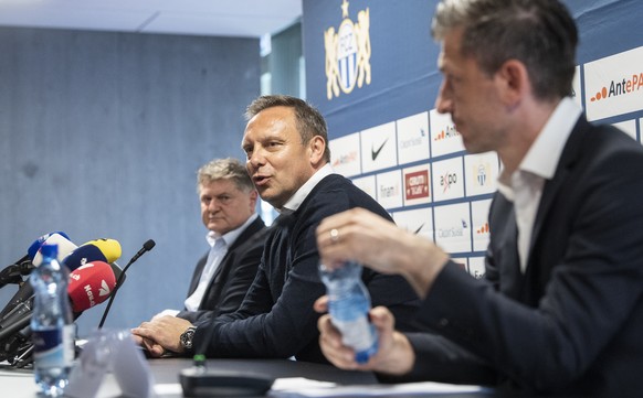 Der neue FCZ Cheftrainer Andre Breitenreiter, Mitte, spricht waehrend der Pressenkonferenz neben FCZ-Praesident Ancillo Canepa und Sportchef Marinko Jurendic, aufgenommen am Mittwoch, 9. Juni 2021 im  ...