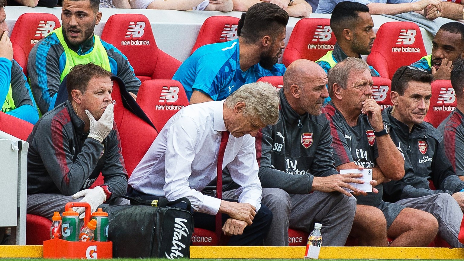 epa06166667 Arsenal manager Arsene Wenger (C) reacts during the English Premier League soccer match between Liverpool FC and Arsenal FC at Anfield in Liverpool, Britain, 27 August 2017. EPA/PETER POWE ...