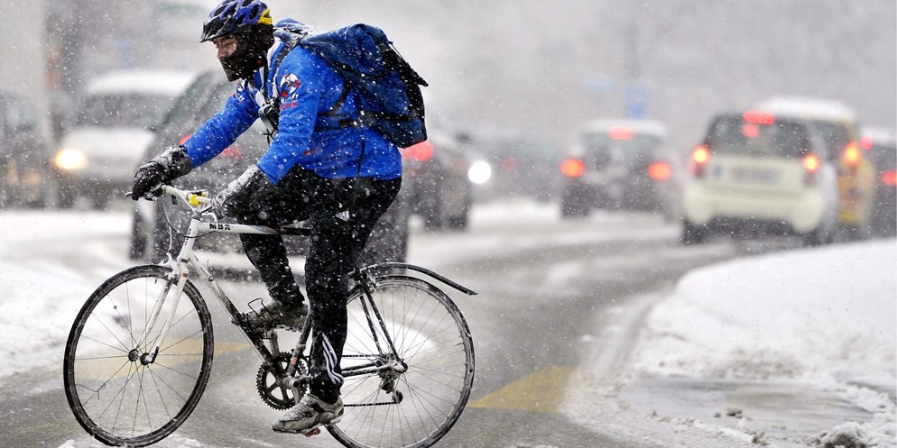Ein Velokurier im Schneetreiben. (Archivbild)