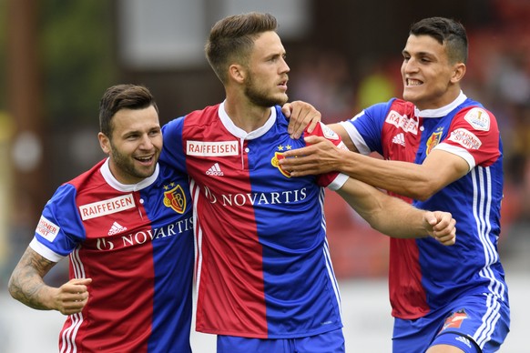 L&#039;attaquant balois Ricky van Wolfswinkel, centre, celebre le premier but avec le milieu balois Renato Steffen, gauche, et le milieu balois Mohamed Amine Elyounoussi, droite, lors de la rencontre  ...