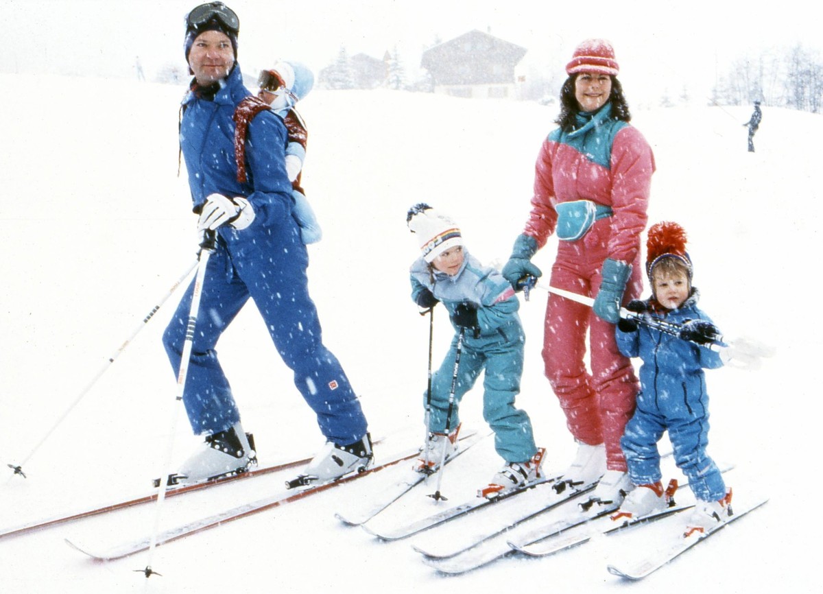 ARKIV 19830203 Hela kungafamiljen, Kung Carl XVI Gustaf med prinsessan Madeleine pa ryggen medan drottning Silvia haller i kronprinsessan Victoria och Prins Carl Philip när de är ute och aker alpin sk ...