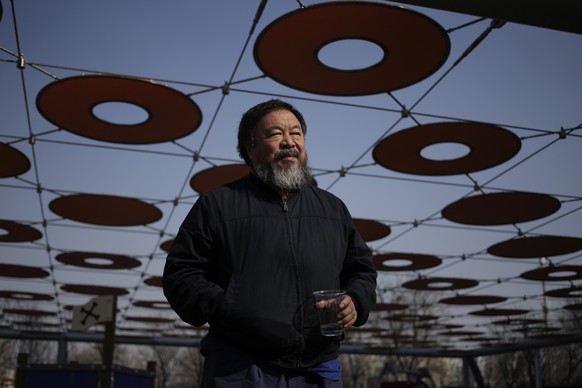 Ai Weiwei an einer Ausstellung.