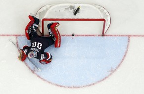 US-Keeper&nbsp;Tim Thomas erlebt gegen Russland einen schwarzen Abend.