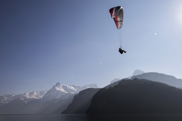 Ein Gleitschirmflieger fliegt ueber dem Urnersee bei sonnigem Fruehlingswetter am Samstag, 23. Maerz 2019, in Brunnen. (KEYSTONE/Alexandra Wey)