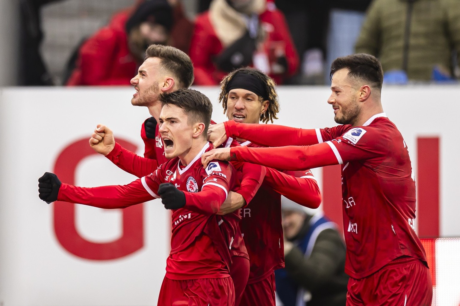 Winterthurs Matteo Di Giusto, links, jubelt mit Teamkollegen nach seinem Tor zum 1:0 im Fussball Meisterschaftsspiel der Super League zwischen dem FC Winterthur und dem FC Lausanne-Sport im Stadion Sc ...