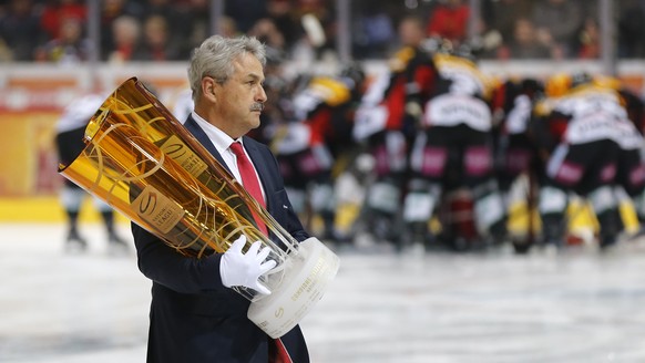 Willi Voegtlin, Chef Spielplan Swiss Ice Hockey, traegt den Meisterpokal vom Eis, vor dem ersten Eishockey Playoff-Finalspiel der National League A zwischen dem SC Bern und dem EV Zug, am Donnerstag,  ...