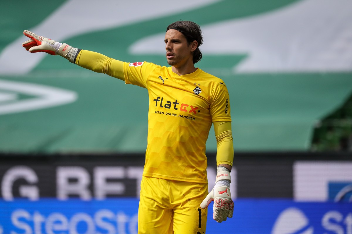 epa09220403 Moenchengladbach's goalkeeper Yann Sommer gestures during the German Bundesliga soccer match between Werder Bremen and Borussia Moenchengladbach in Bremen, Germany, 22 May 2021. EPA/F ...