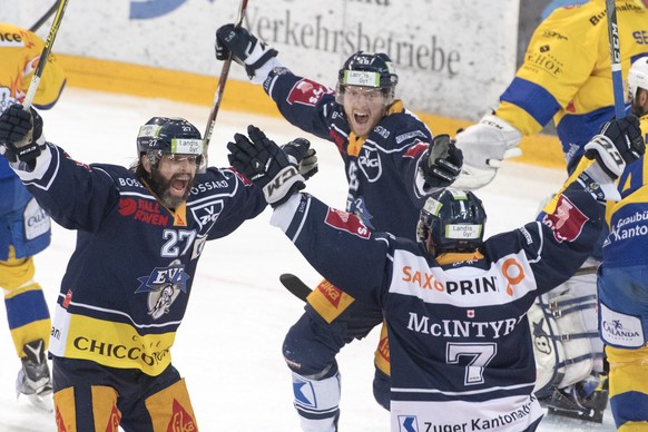 Due Zuger mit Josh Holden, Carl Klingberg und David McIntyre, von links, feiern das 1:1 fuer Zug beim fuenften Eishockey Playoff Halbfinalspiel der National League A zwischen dem EV Zug und dem HC Dav ...