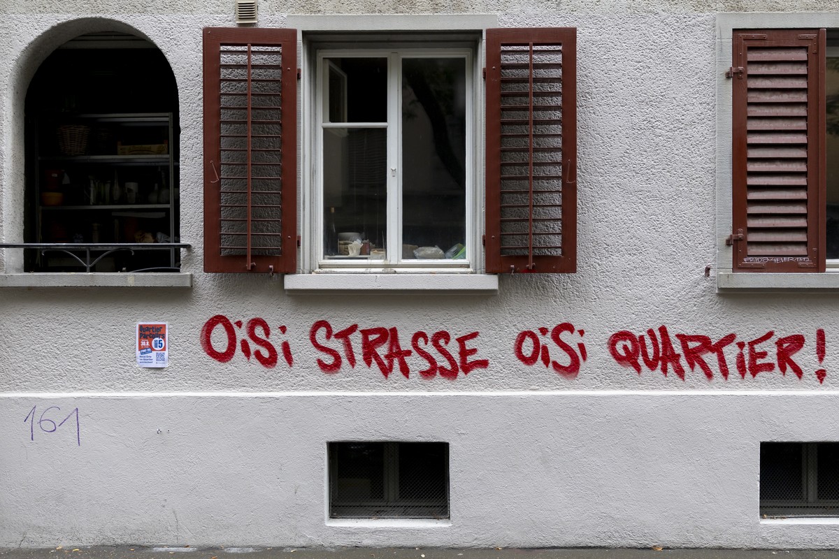 KEYPIX - Ein Schriftzug an einer Hausfassade in der Josefstrasse waehrend eines Rundgangs anlaesslich der Entstehung der 10000. staedtischen Wohnung in der Stadt Zuerich, am Donnerstag, den 28. August ...