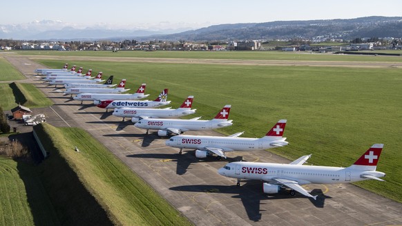 Parked planes of the airline Swiss at the airport in Duebendorf, Switzerland on Monday, 23 March 2020. The bigger part of the Swiss airplanes are not in use due to the outbreak of the coronavirus. (KE ...