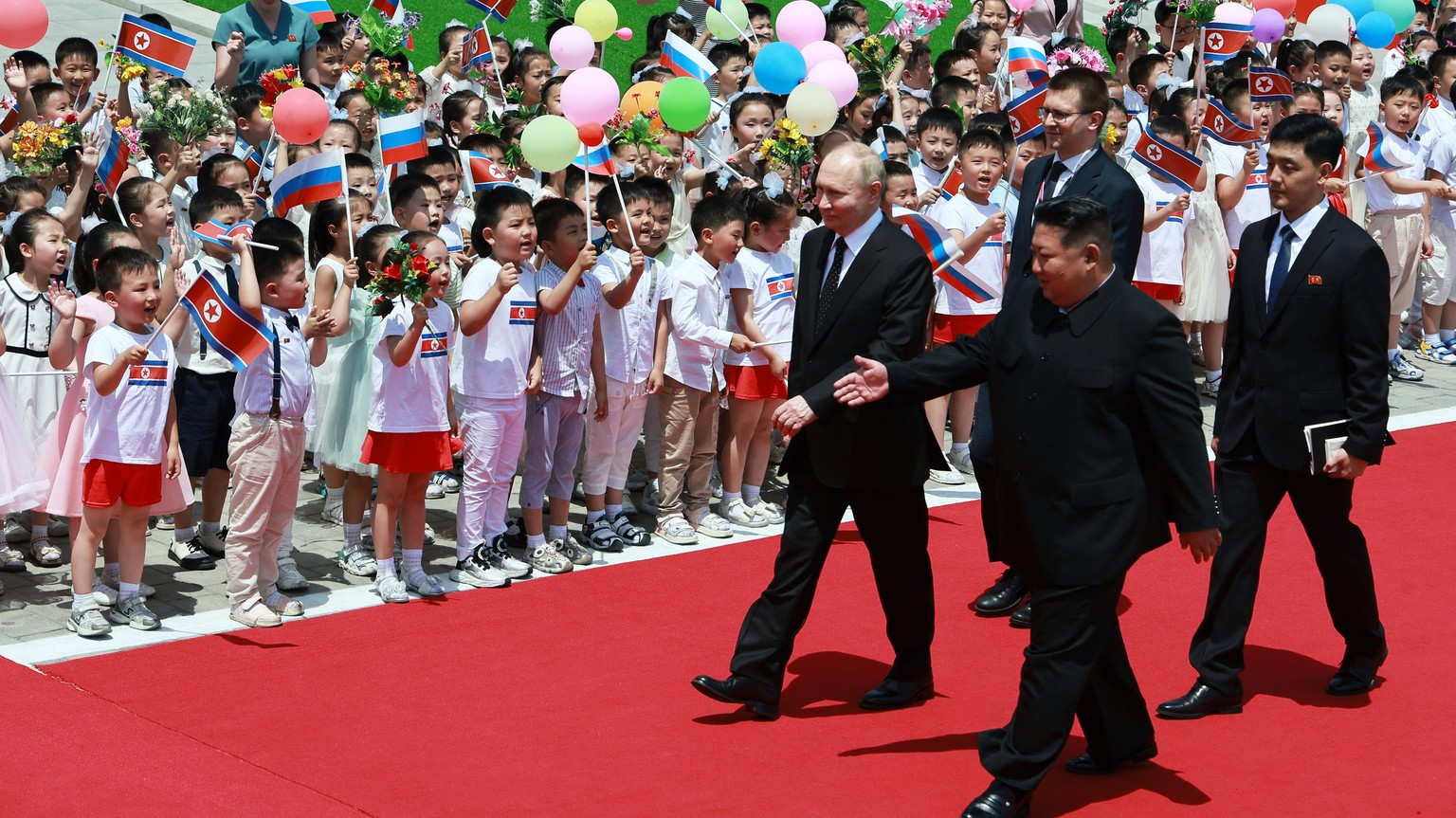 epa11421544 Russian President Vladimir Putin (C) and North Korean leader Kim Jong Un (2-R) attend an official welcoming ceremony during their meeting in Pyongyang, North Korea, 19 June 2024. The Russi ...