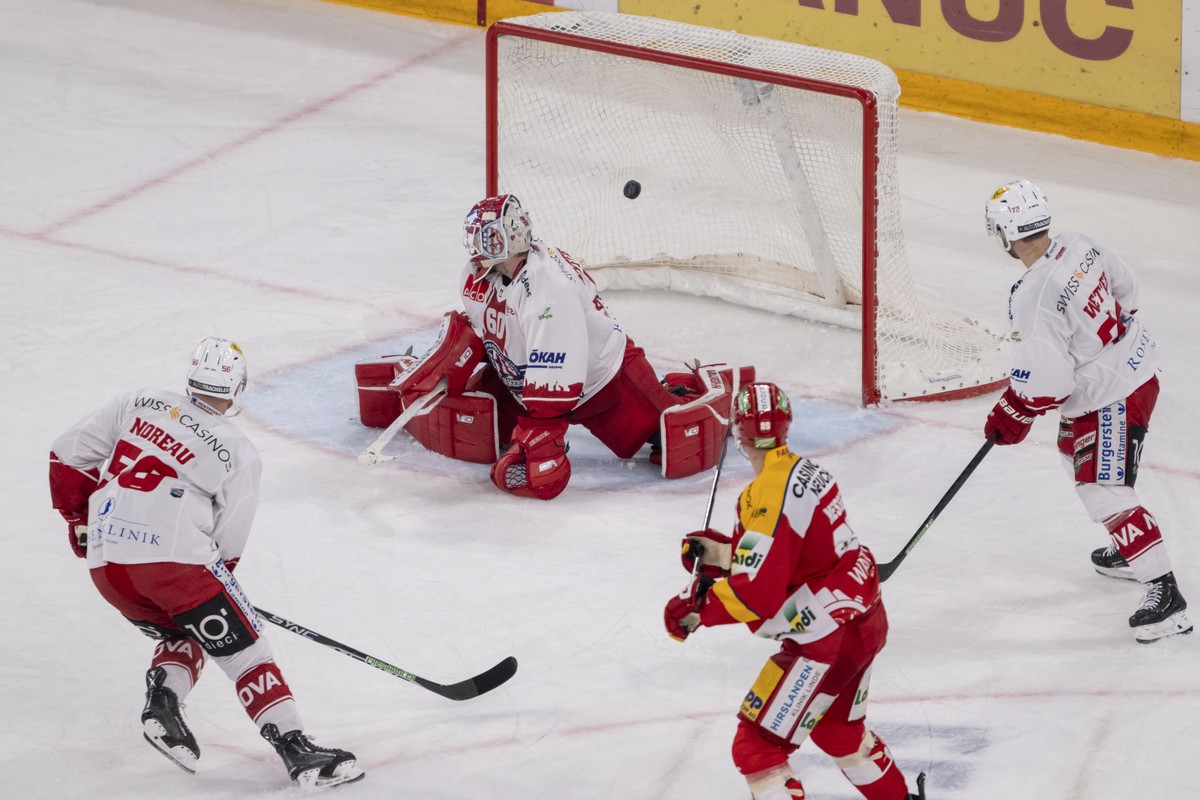 Tino Kessler, EHCB,, 2. von rechts, erzielt das Siegestor zum 2:0 in der Overtime gegen Torhueter Melvin Nyffeler, Mitte, Maxim Noreau, links, und Gian-Marco Wetter, im Spiel der Eishockey National Le ...