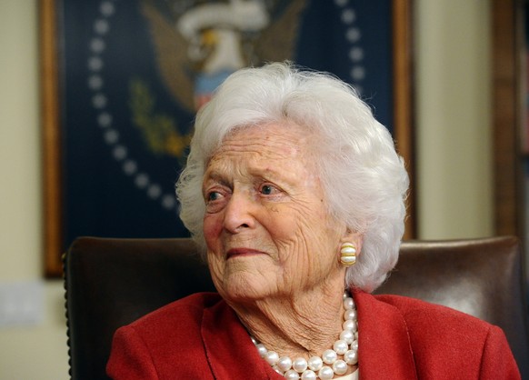 epa06675879 (FILE) Former First Ladey Barbara Bush and wife of Former President George H.W. Bush in his office in Houston, Texas, USA, 29 March 2012 (reissued 18 April 2018). According to media report ...