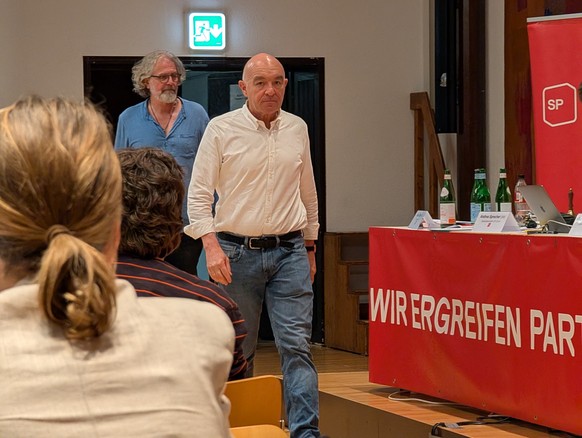 Ein schwerer Gang: Hier weiss Jositsch bereits, dass ihm seine Genossen und Genossinnen das Vertrauen entzogen haben.
