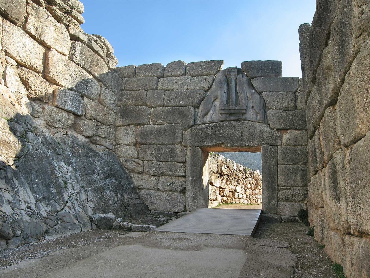 Vom Löwentor in Mykene aus bis an den Thunersee – in der Bronzezeit bildeten sich weit verzweigte Handelswege heraus.
https://commons.wikimedia.org/wiki/File:Lions-Gate-Mycenae.jpg