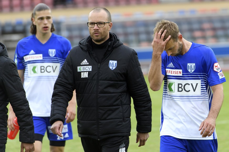 L&#039;entraineur du FC Lausanne-Sport Alex Weaver, centre, les joueurs lausannois Noah Loosli, gauche, et Nicolas Getaz, droite, quittent le terrain lors de la rencontre de football de Super League e ...