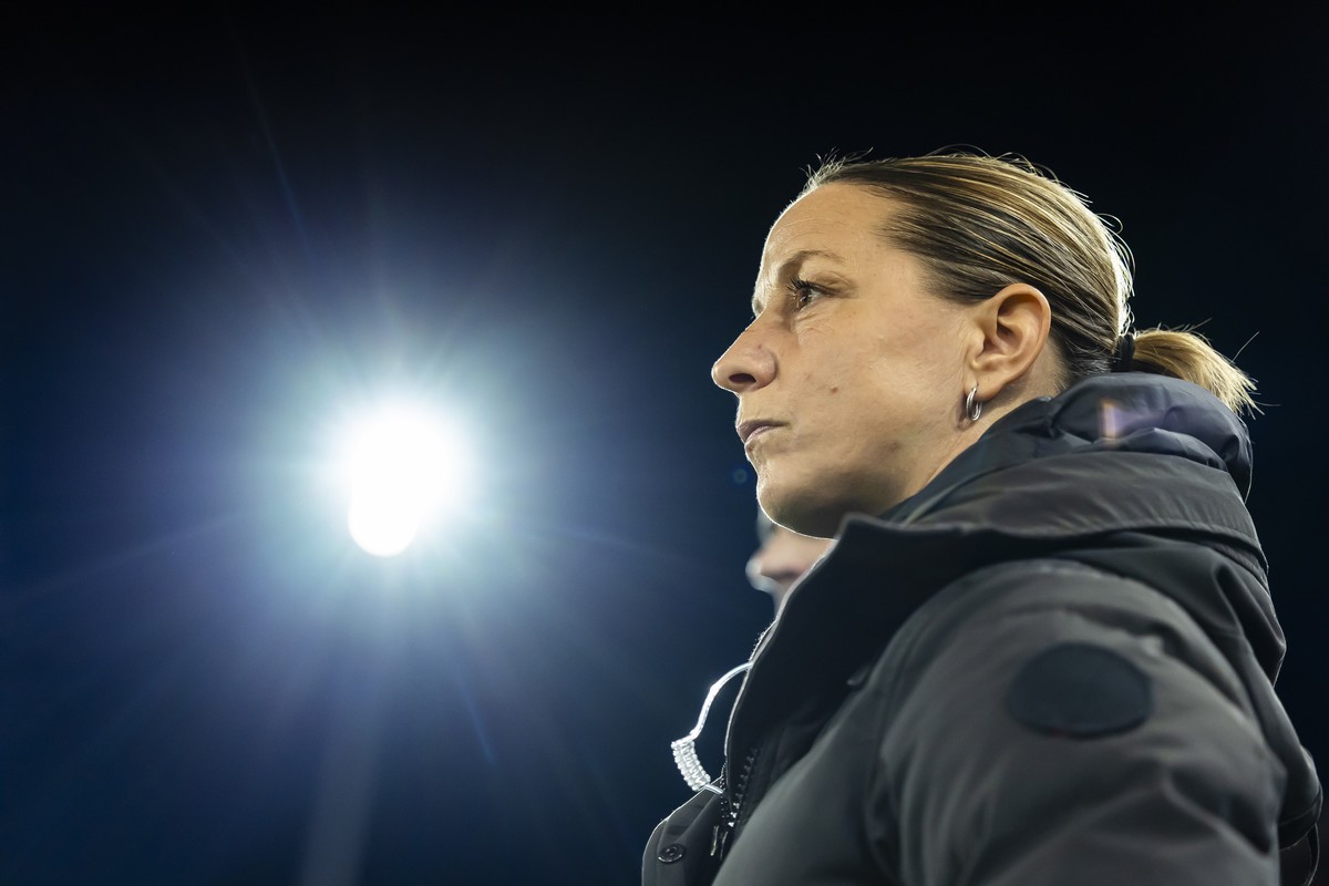 epa10951392 Switzerland's head coach Inka Grings looks on during the UEFA Women's Nations League soccer match between Switzerland and Spain at the Letzigrund stadium in Zurich, Switzerland,  ...
