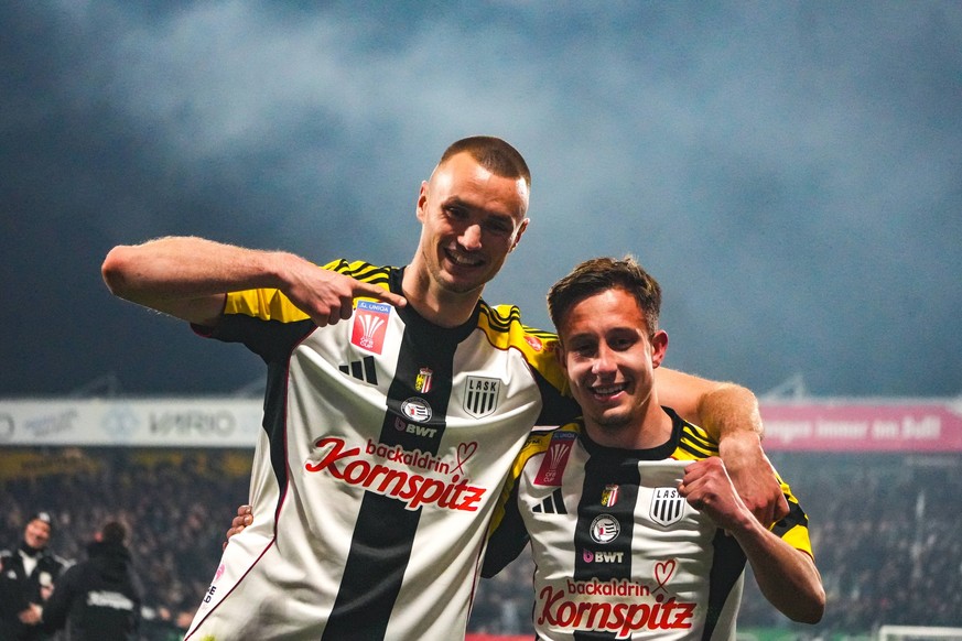 Fussball �sterreich, �FB CUP 2025/2026, Halbfinale - SV Oberbank Ried vs. LASK Linz Linzer ASK - BWT x Ober�sterreichische Arena Ried: Lukas Kacavenda mit Sasa Kalajdzic *** Football Austria, �FB CUP  ...