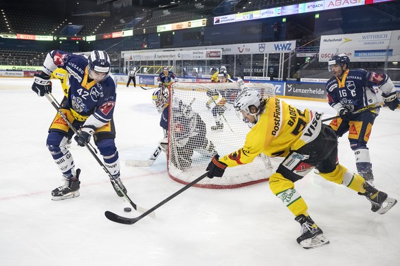 Zugs Tobias Geisser, links, im Spiel gegen Berns Thierry Bader, rechts, im Eishockey Spiel der National League zwischen dem EV Zug und dem SC Bern am Donnerstag, 3. Dezember 2020, in der Bossard Arena ...